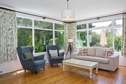 Darling Cottage - Lounge Overlooking the Garden